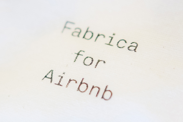 민박집의 첫인상 디자인: Housewarming  by Airbnb, Fabrica