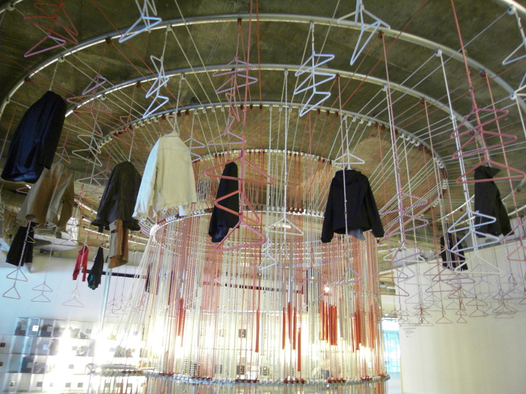  Studio Wieki Somers 의 ' Merry-go- round Coat Rack ' 효율적 공간활용과 심미적 아름다움!