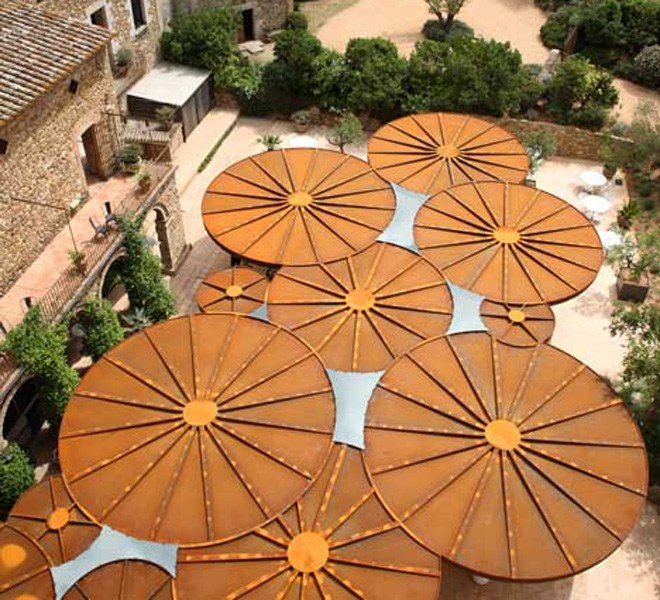 성과 열린 식당의 아름다운 구조물-Castell d’Emporda