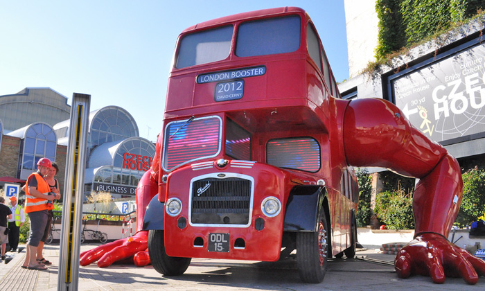 런던 2012 기념, 새롭게 탄생한 런던의 명물 빨간 이층 버스 - 다비드 체르니