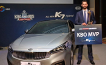 기아차, KBO리그 MVP 니퍼트 선수에 K7 하이브리드 증정