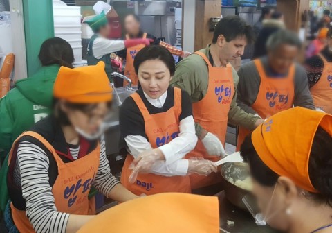 ‘집밥의 여왕’ 김나운, 소외된 이웃과 함께하는 ‘밥퍼나눔’ 봉사활동 참여