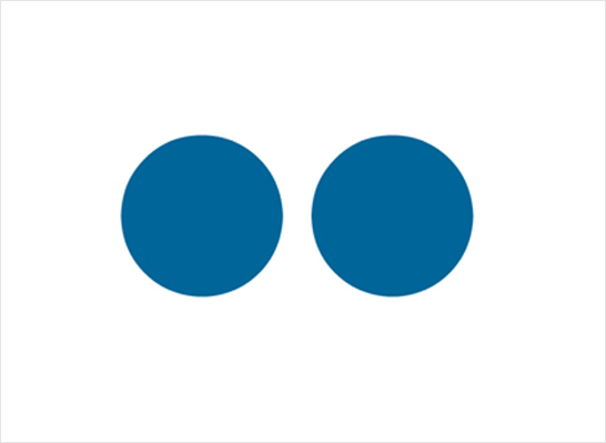 Colette를 상징하는 두개의 푸른색 동그라미